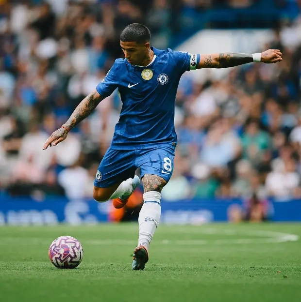 足球新星阿森纳小将头部重伤离世，利物浦俱乐部致敬哀悼